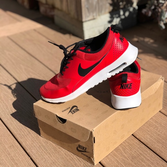 🤑 Women’s Nike Shoe - Picture 2 of 7